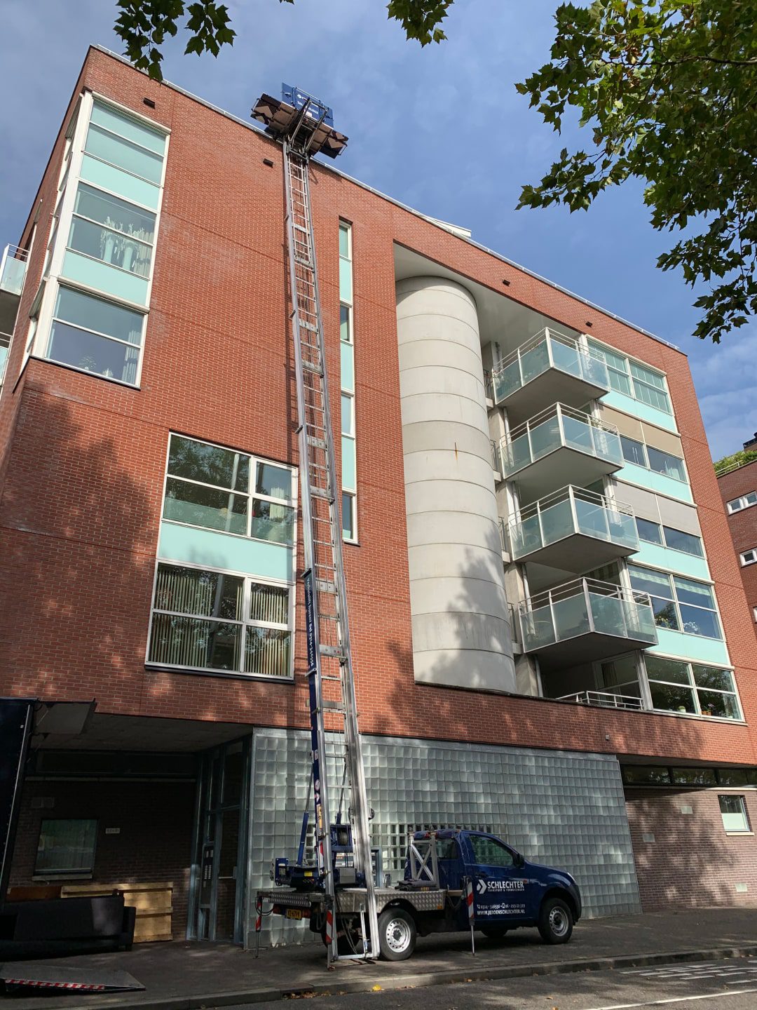 De verhuislift komt tot aan de 6e etage (21 meter)