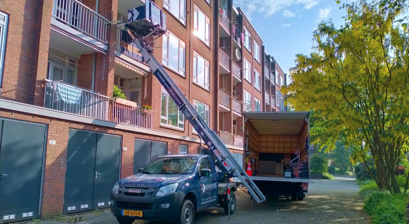 Verhuislift helpt met een verhuizing naar de tweede etage